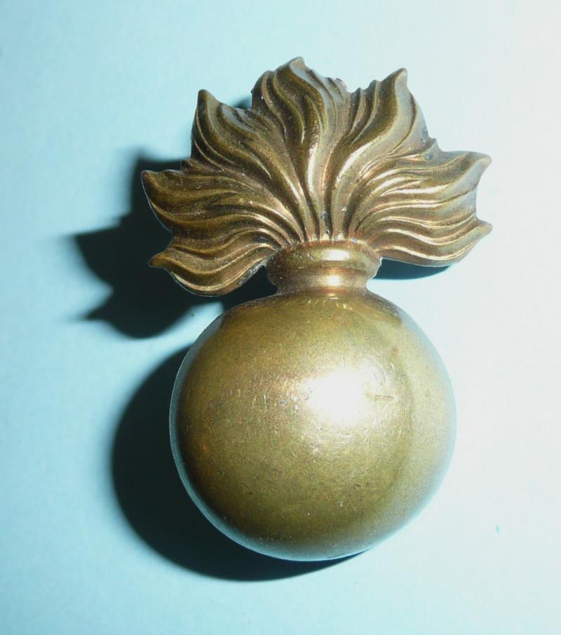 WW1 Royal Marine Artillery ( RMA ) Gilding Metal Brass Grenade Cap Badge, pre 1923